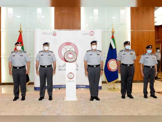 قائد عام شرطة أبوظبي يكرم القطاعات المتميزة في المجال الرياضي