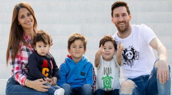 شاھد : لاعب کرة القدم الأرجنتیني میسي یجري حصة تدریبیة مع أطفالہ