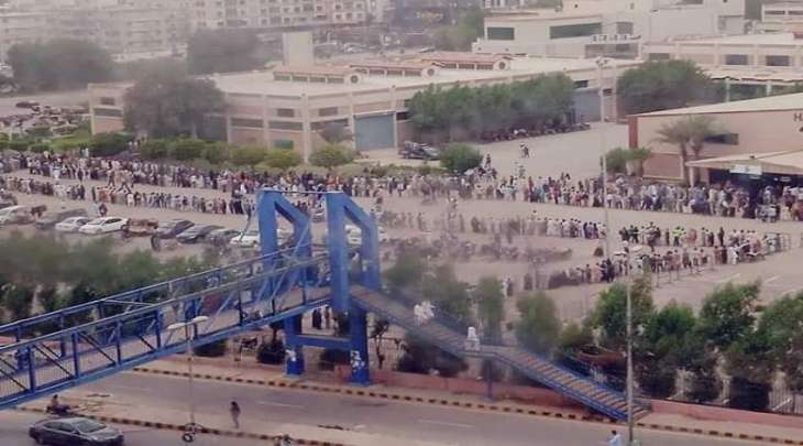 شاھد : ازدحام أمام مرکز التطعیم فی مدینة کراتشي للحصول علی لقاح کورونا
