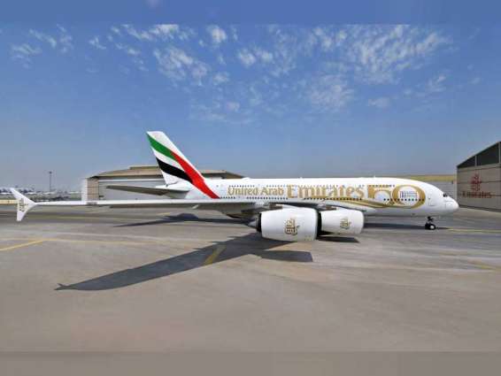 طيران الإمارات تزين طائراتها بملصق وشعار الخمسين