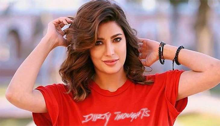Mehwish Hayat surprises fans by her new hairstyle