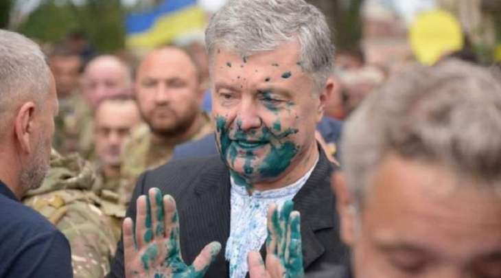 رئیس أوکرانیا الأسبق بیتر بوروشینکو یتعرض للرش بالصبغة الخضراء