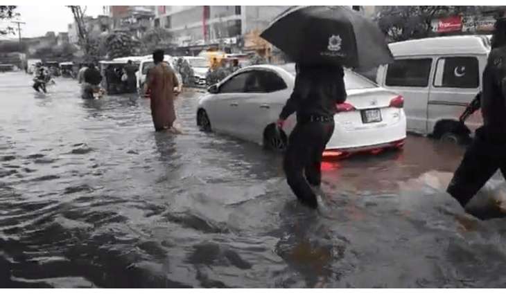 Heavy rain disrupts life in many parts of Lahore