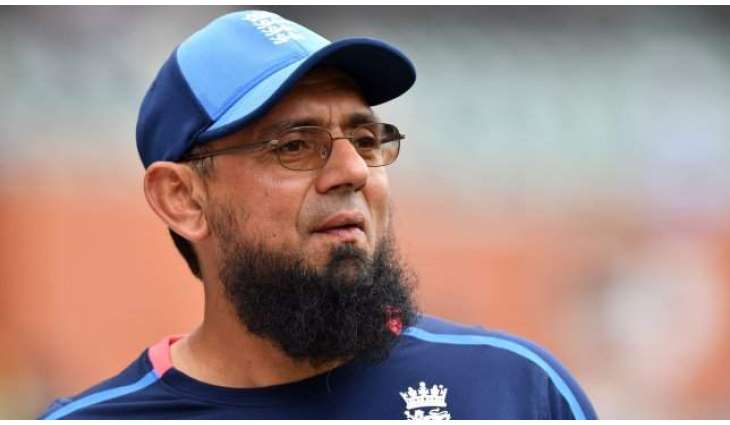 Interim coach Saqlain Mushtaq delivers first lecture to national team