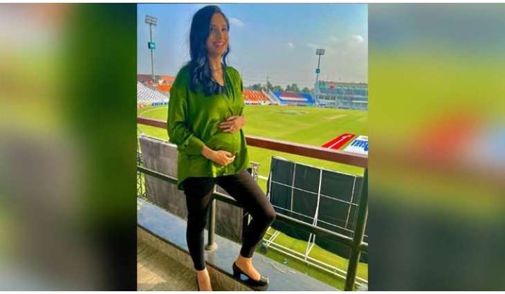Zainab Abbas shares interesting photo with her travel partner  