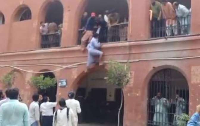 Man attempts to commit suicide for wife at court building in Lahore
