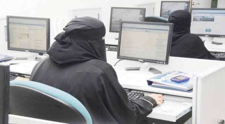 موظفة بشرکة سعودیة تتعرض للتحرش الجنسی أثناء العمل ید زمیلھا
