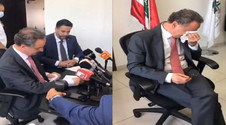 شاھد فیدیو : وزیر لبناني یبکي لدی تسلیمہ منصبہ و خلیفتہ یعطیہ مندیلا