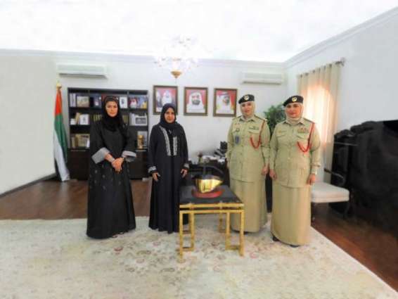 شرطة دبي تهدي الشيخة فاطمة درعا تذكارية تقديرا لعطائها