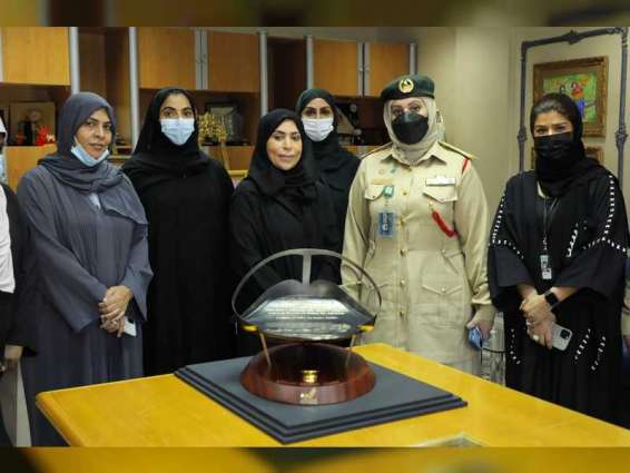 شرطة دبي تهدي الشيخة هند بنت مكتوم درعا تذكارية عرفانا بجهودها