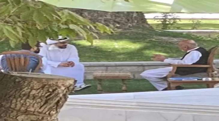 صورة الرئیس الأفغاني السابق أشرف غني برفقة مسوٴول اماراتي تثیر الجدل