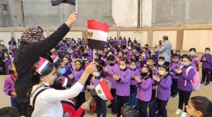 شاھد : رفع علم فرنسا داخل مدرسة فی مصر