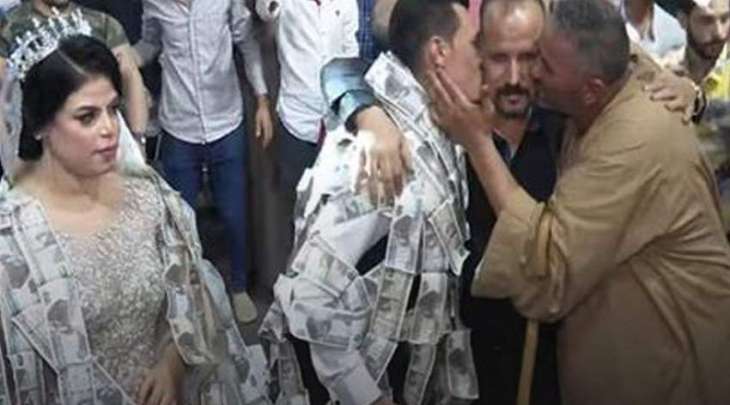شاھد : عریس مصري یھدی عریسھا نصف ملیون جنیہ أثناء حفل الزفاف