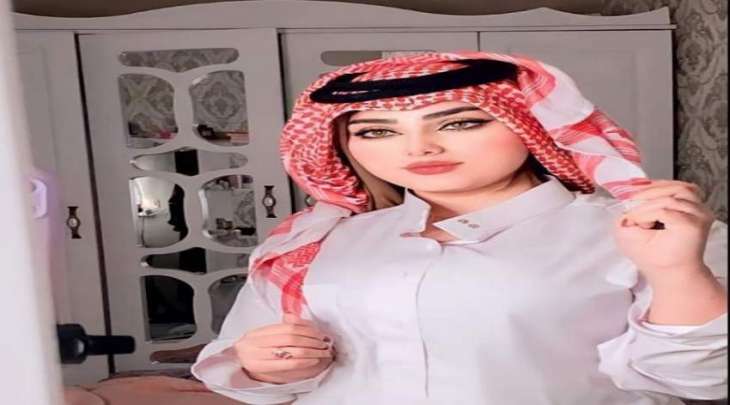 فتاة سعودیة تثیر جدلا و ھی ترتدي بالثوب و الشماغ