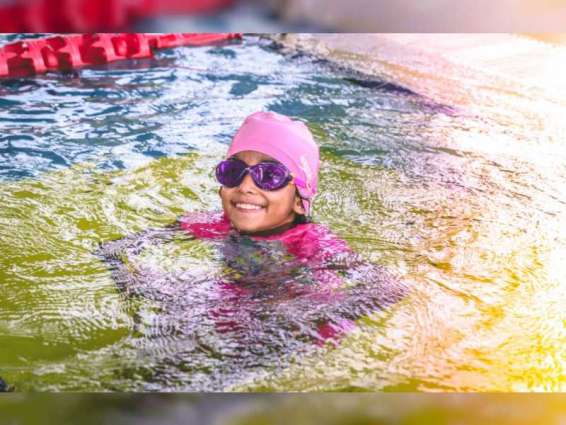 ‎"أمنية" تحقق حلم طفلة مريضة في تعلم السباحة