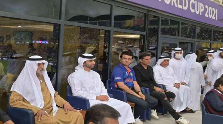 شاھد : رئیس مجلس دبي الریاضي یشھد قمة باکستان والھند ضمن بطولة کأسم العالم للکریکیت