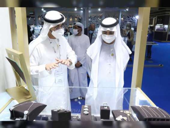 نهيان بن مبارك يفتتح معرض المجوهرات والساعات 2021
