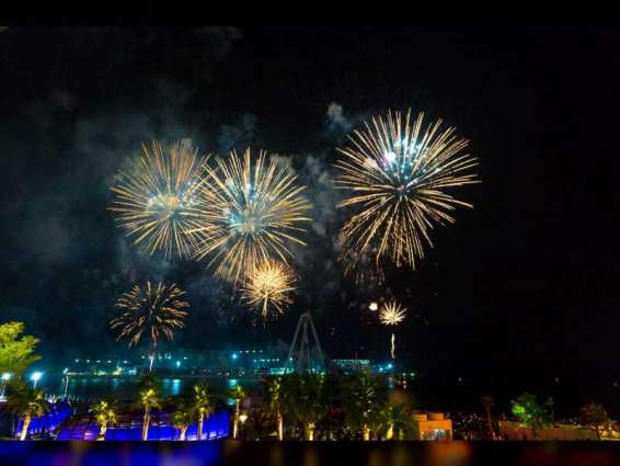 دبي تحتضن عروض الألعاب النارية خلال مهرجان "ديوالي"