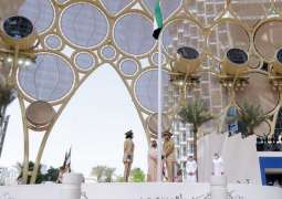محمد بن راشد يرفع علم الدولة في ساحة الوصل بمقر إكسبو 2020 دبي