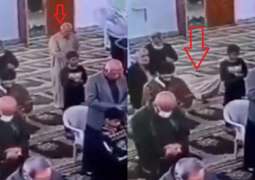شاھد مقطع : وفاة مسن أثناء صلاة المغرب داخل مسجد فی العراق