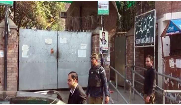 Father killed, son injured in firing incident outside Lahore's session court