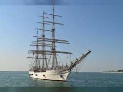 مكتوم بن محمد يستقبل سفينة "شباب عمان 2" في ميناء دبي هاربور