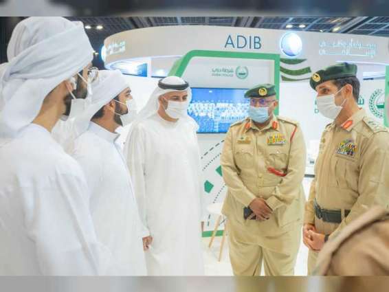 المري يتفقد منصة شرطة دبي في معرض الإمارات للوظائف 2021 