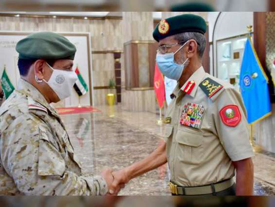 الرميثي يستقبل قائد القوات البرية الملكية السعودية