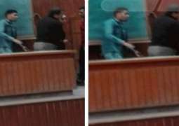 طالبة جامعیة تھاجم أستاذھا بسلاح أبیض داخل قاعة المحاضرات فی مصر
