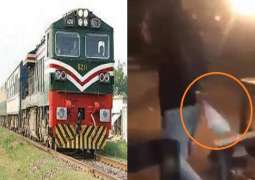 شاھد مقطع : سائق قطار یوقف الرحلة لشراء اللبن فی مدینة لاہور