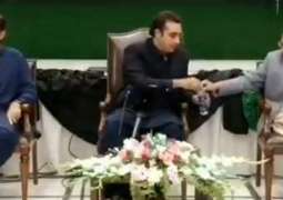 Bilawal faces criticism over asking Ghani to open bottle cap