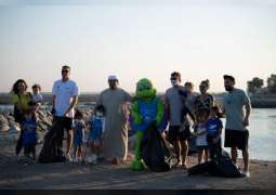 السباح الإيطالي بالترينييري ينضم لحملة تنظيف شاطئ الباهية