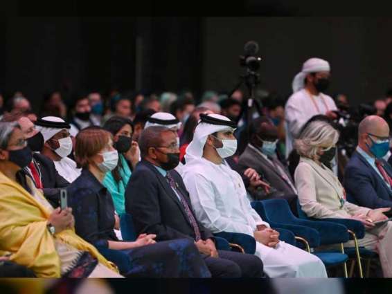 منصور بن محمد يحضر ختام قمة "ريوايرد" وإطلاق الإعلان العالمي حول الاتصال من أجل التعليم