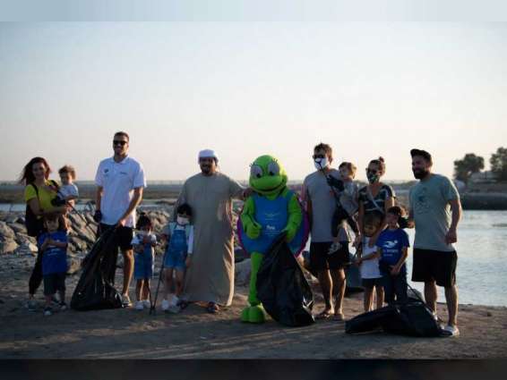 السباح الإيطالي بالترينييري ينضم لحملة تنظيف شاطئ الباهية