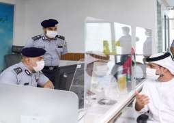مدير عام شرطة أبوظبي يطلع على خدمات إسعاد المتعاملين في 