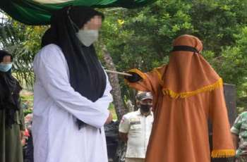 شاھد : تنفیذ عقوبة 100 جلد بحق امرأة فی اندونیسیا