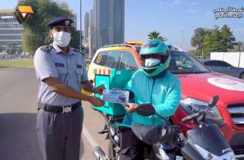 دورية السعادة بشرطة أبوظبي تعزز الالتزام بقواعد المرور والإجراءات الاحترازية