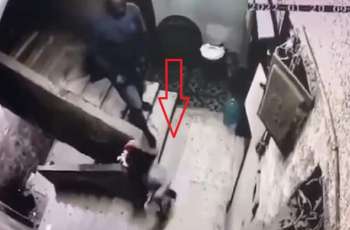رجل مصري یتحرش بطفلة داخل أحد العقارات