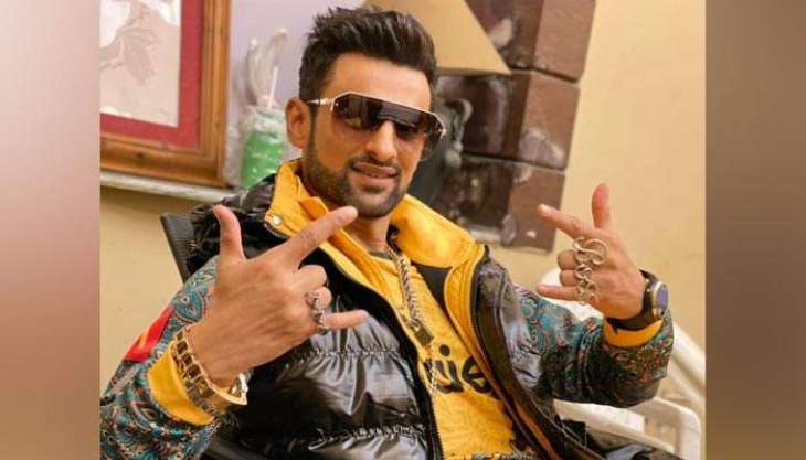 Peshawar Zalmi’s Shoaib Malik stuns fans by rapper look