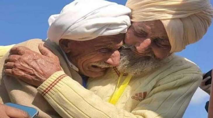 شاھد : لقاء موٴثر بین أخوین بعد 74 عاما فی باکستان