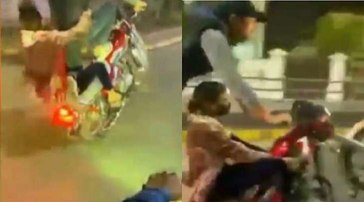 شاھد :  فتاة وشاب یقودان دراجة ناریة باحترافیة و یوٴدیان حرکات استعراضیة فی مدینة لاہور