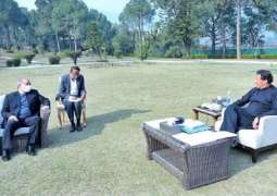 رئیس وزراء باکستان یجتمع بوزیر الداخلیة الایرانی خلال زیارتہ لبلادہ