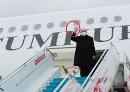 صورة الرئیس الترکي بأصابع ” رابعة “ لدی وصولہ الی الامارات