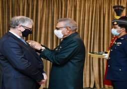 رئیس باکستان یمنح بیل غیتس ثاني أعلی وسام مدني ” ھلال باکستان “ لتقدیرا لعملہ فی التخفیف من الفقر و الأمراض