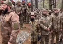 مقطع :رجال الجیش الشیشاني یوٴدون صلاة الجماعة قبل المشارکة للحرب أوکرانیا