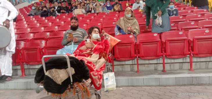 Differently-able Lahore Qalandars’ fan support his team on stretcher