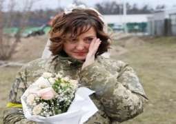 جندیة تقیم حفل زفافھا خلال الحرب فی أوکرانیا