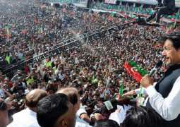 رئیس الوزراء عمران خان یھاجم لفظیا علی قیادات أحزاب المعارضة