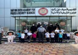 شرطة ابوظبي تنفذ مبادرة احتفالية بمناسبة 