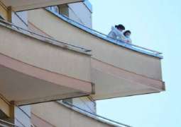 مقتل خمسة أشخاص من عائلة واحدة اثر سقوطھم من الطابق السابع فی سويسرا